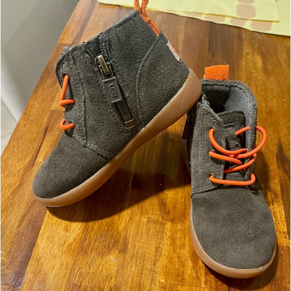 UGG Boots Toddler Boy Size 8 - Picture 1 of 7
